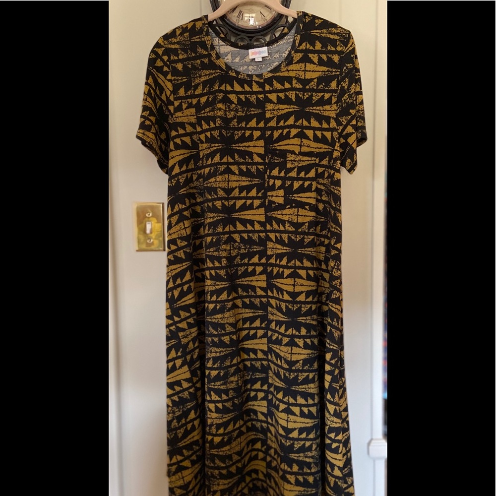 SOLD. 🎉🎉NWOT Lularoe Gold/Blk Carly Dress Lg